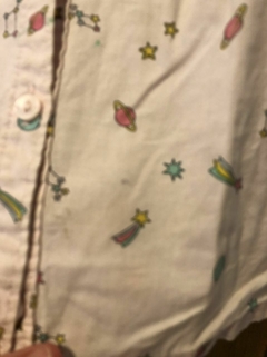 Camisa rosa ML con planetas y estrellas. CARTERS. 4 años. Manchita chiquita. en internet