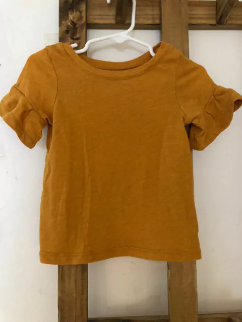 Remera MC con volado en manga color maíz. OSHKOSH. 2 años.
