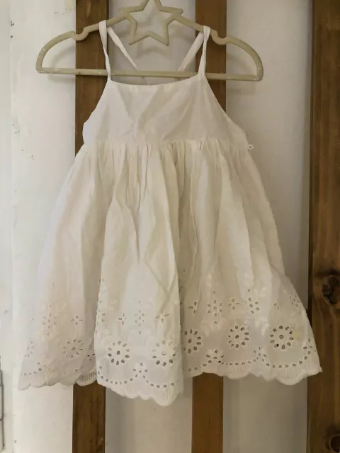 Vestido blanco con tiritas y broderie. BABY COTTONS. Talle 3 años.