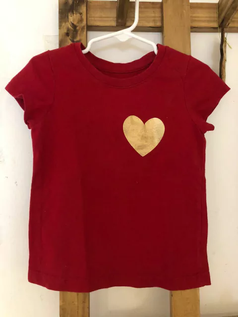 Remera roja MC con corazón dorado. CAT AND JACK. 4 años.