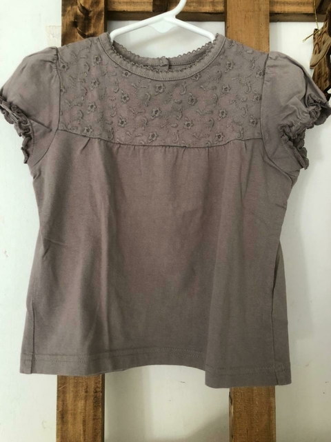 Remera MC gris elefante. 18/24 meses.