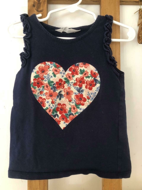 Musculosa azul con corazón de flores. HYM. 4 años.