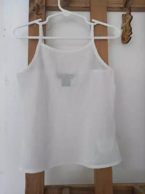 Musculosa blanca transparente. POLO. Talle 4. Parece más 3 años.