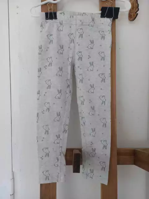 Calza de algodón gris con conejos. CARTERS. 4 años.