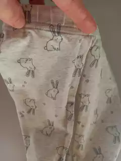 Calza de algodón gris con conejos. CARTERS. 4 años. en internet