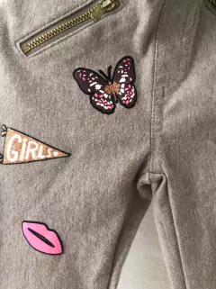 3/4A | Pantalón tipo legging gris con apliques. HYM. 3/4 años. - comprar online