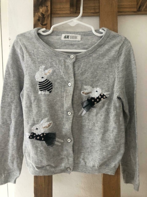 Saco gris con aplique de conejos. HYM 2/4 años.
