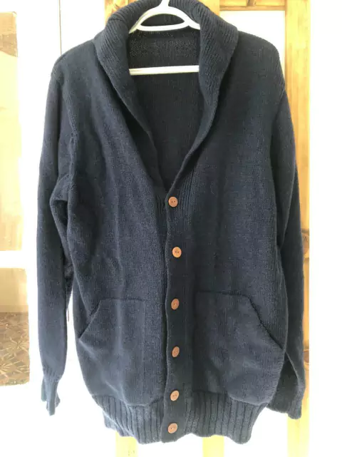 Saco tejido azul con botones y cuello en V. Talle L de adulto.