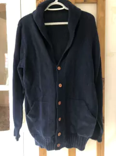 Saco tejido azul con botones y cuello en V. Talle L de adulto. - comprar online