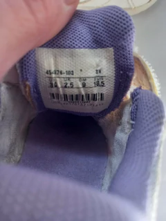 T18 | Zapatillas con abrojo blancas y lilas. NIKE. Talle 18. - Lo Canto • Moda Circular