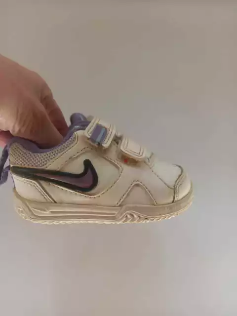 T18 | Zapatillas con abrojo blancas y lilas. NIKE. Talle 18.