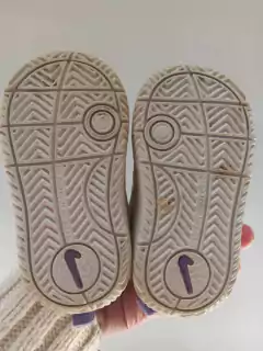 T18 | Zapatillas con abrojo blancas y lilas. NIKE. Talle 18. - comprar online