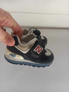 T19 | Zapatillas NB con abrojo. Talle 19.