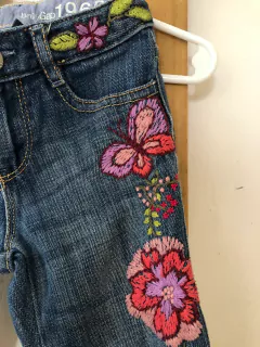 3A | Jean azul con bordado de flores. GAP. 3 años. en internet