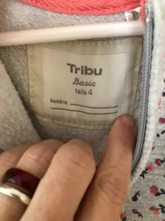 Outlet- Buzo con capucha gris con flores. TRIBU. 4 años. - comprar online