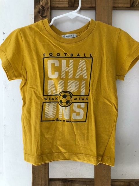 2A | Remera mostaza. Weak Meak. Talle 2 años.