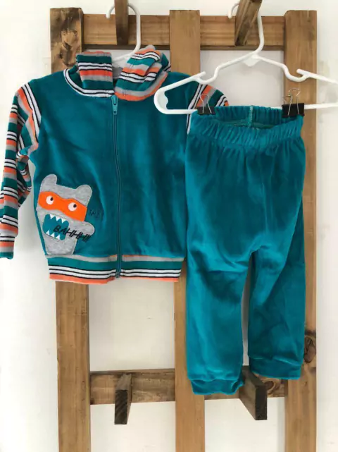 Conjunto verde, turquesa de pantalón y buzo de plush. 12/18 meses. Sin uso.