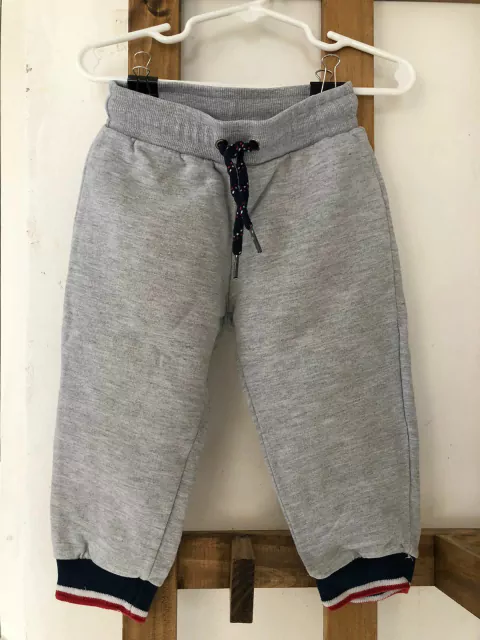 Pantalón jogging gris con puños con rayas. CHEEKY. Talle 2 años.