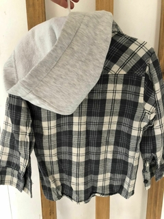 Camisa leñadora con capucha gris. Weak Meak. Talle 2 años. Es amplia, en internet