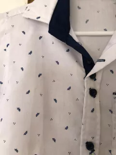 Camisa MC blanca con hojitas. Dice talle 4 pero es para 2/3 años. en internet