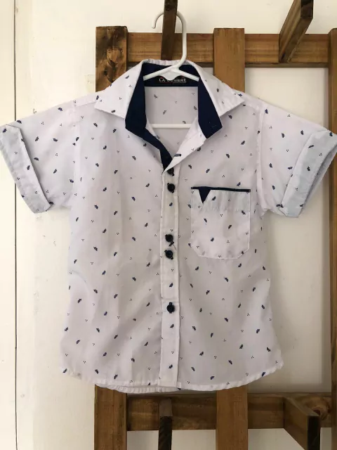 Camisa MC blanca con hojitas. Dice talle 4 pero es para 2/3 años.