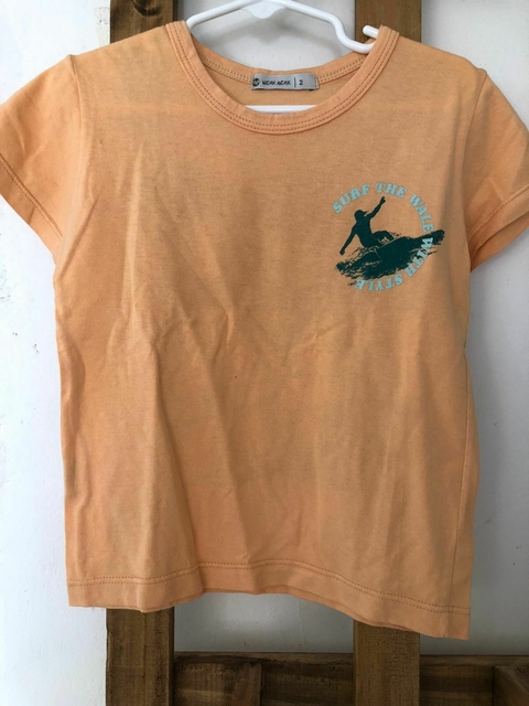 2A | Remera MC salmón con estampa de surf. Weak Meak. Talle 2 años.