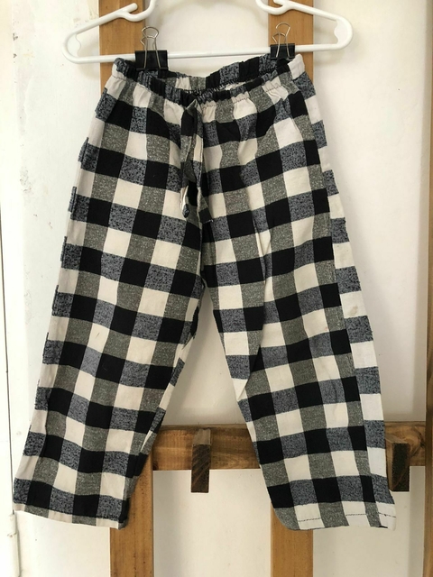 Pantalón tipo Elepant a cuadros negro y blanco. Talle 2 años.