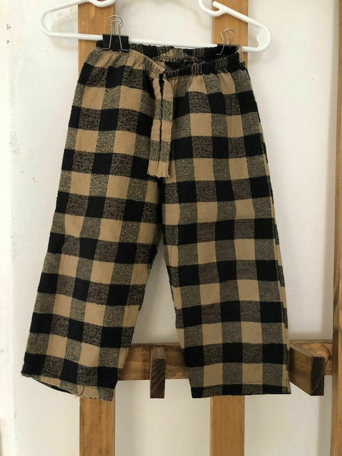 Pantalón tipo Elepant a cuadros marrón y negro. Talle 2 años.