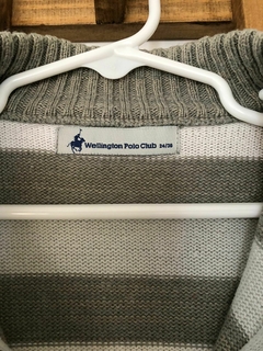 Sweater a rayas gris y blanco con cierre. Dice talle 5 pero es 2/3 años. Manchita chiquita. - comprar online