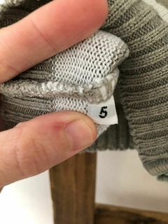 Sweater a rayas gris y blanco con cierre. Dice talle 5 pero es 2/3 años. Manchita chiquita. en internet