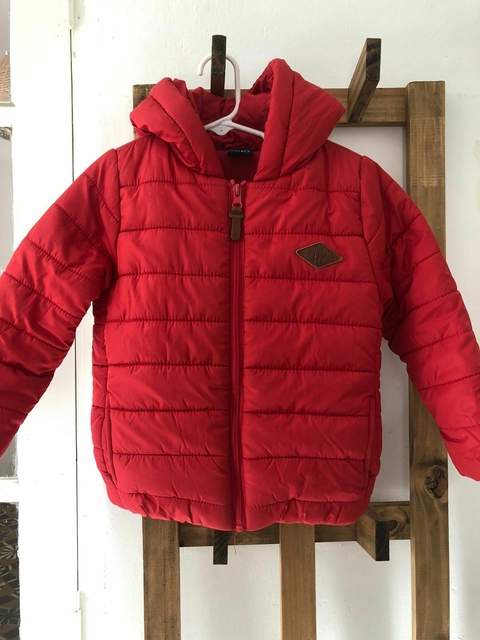Campera roja con capucha y polar interno. MIMO. 4 años.