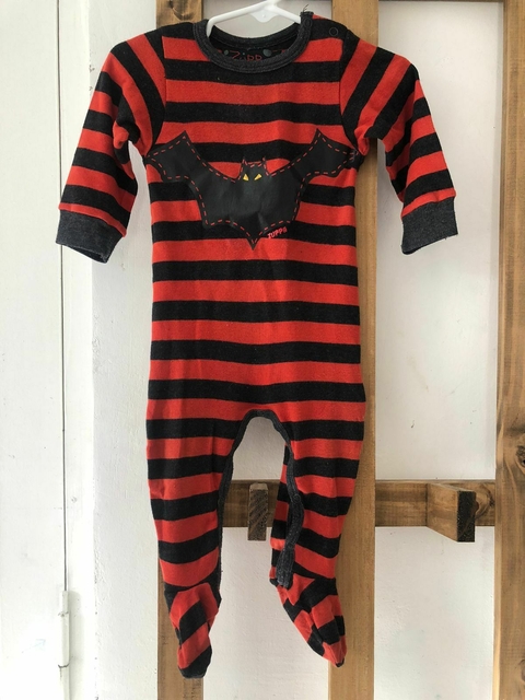 Pijama entero de algodón naranja y negro con murciélago. ZUPPA. 6 meses.