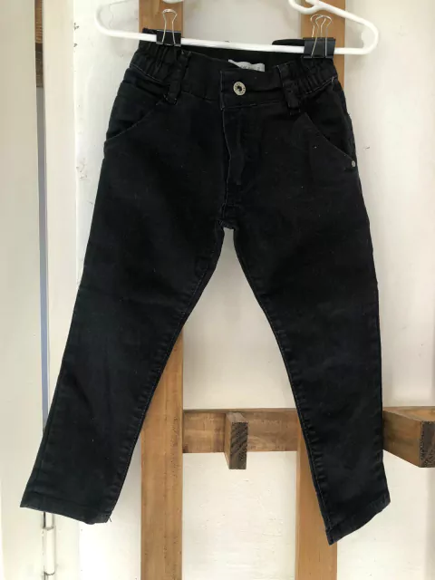 Jean negro con elástico en la cintura. Weak Meak. Talle 2 años.