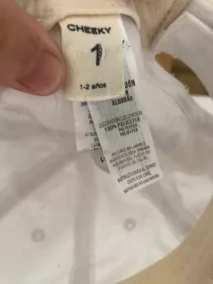 Gorra blanca. CHEEKY. Talle 1/2 años. - Lo Canto • Moda Circular