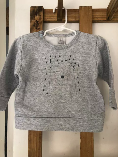 6/9M | Buzo gris con oso. 6/9 meses. Es amplio.