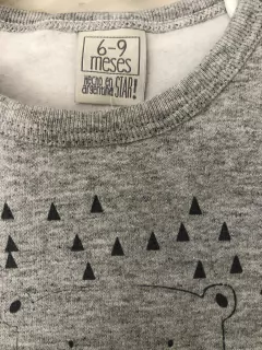 6/9M | Buzo gris con oso. 6/9 meses. Es amplio. - comprar online