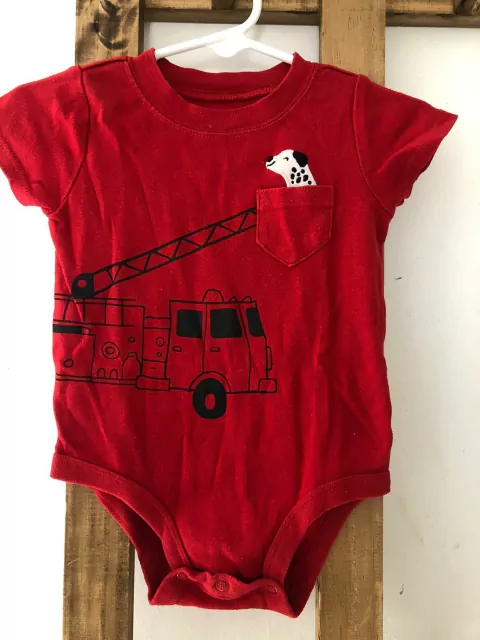 Body rojo MC con camión de bomberos. CARTERS. 6 meses.