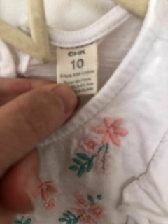 Remera blanca ML con bordado y volados. CHEEKY. Talle 10 años. en internet