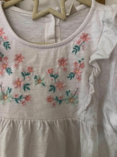 Remera blanca ML con bordado y volados. CHEEKY. Talle 10 años. - comprar online