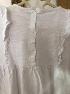 Remera blanca ML con bordado y volados. CHEEKY. Talle 10 años. - Lo Canto • Moda Circular