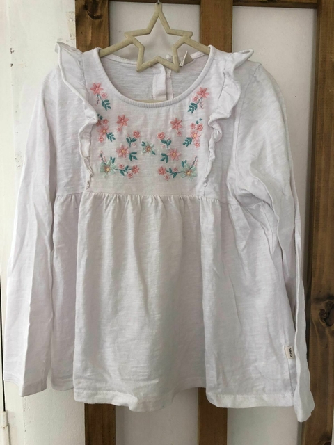 Remera blanca ML con bordado y volados. CHEEKY. Talle 10 años.