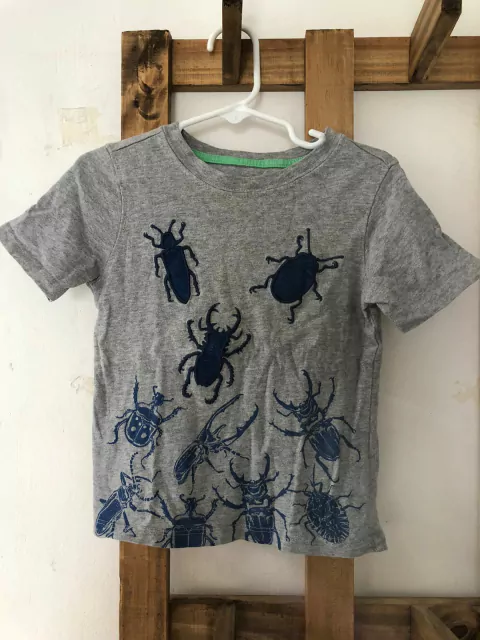 Remera gris MC con bichos. GAP. 2 años.