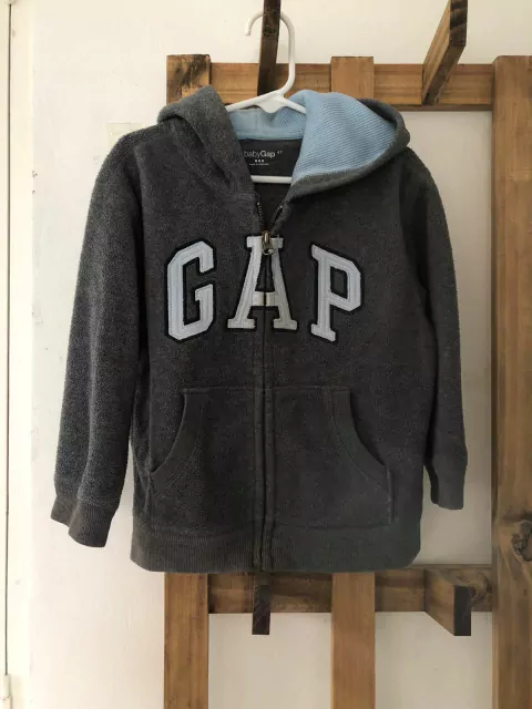 Buzo con capucha y cierre de polar gris. GAP. 4 años.