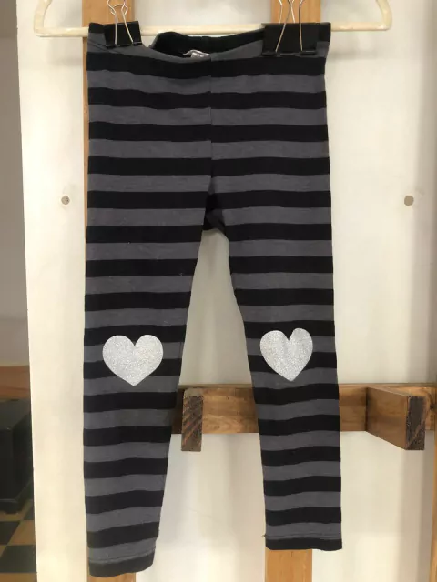 Calza de algodón a rayas gris y negro con corazón. HYM. 2/3 años.