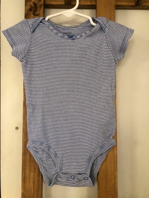 Body MC a rayas celeste y blanco. CARTERS. 6 meses.