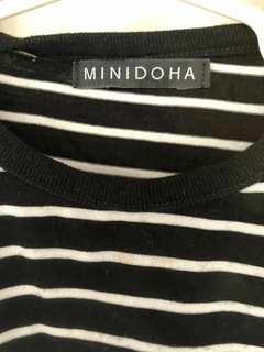 Remera musculosa negra con rayas blancas. MINI DOHA. Talle 4. Es para 2/3 años. en internet