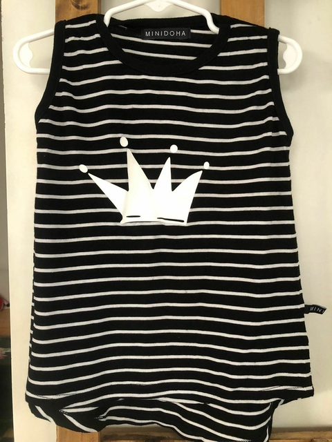 Remera musculosa negra con rayas blancas. MINI DOHA. Talle 4. Es para 2/3 años.