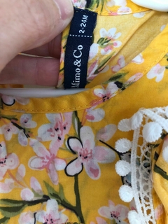 Blusa musculosa color maíz con flores y volados. MIMO. Talle 2 años. en internet
