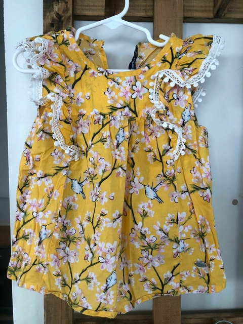 Blusa musculosa color maíz con flores y volados. MIMO. Talle 2 años.