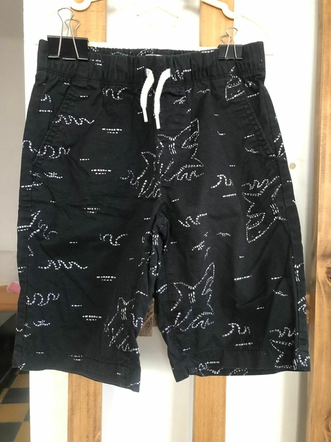 Short negro con tiburones. OLD NAVY. Talle 8 años.